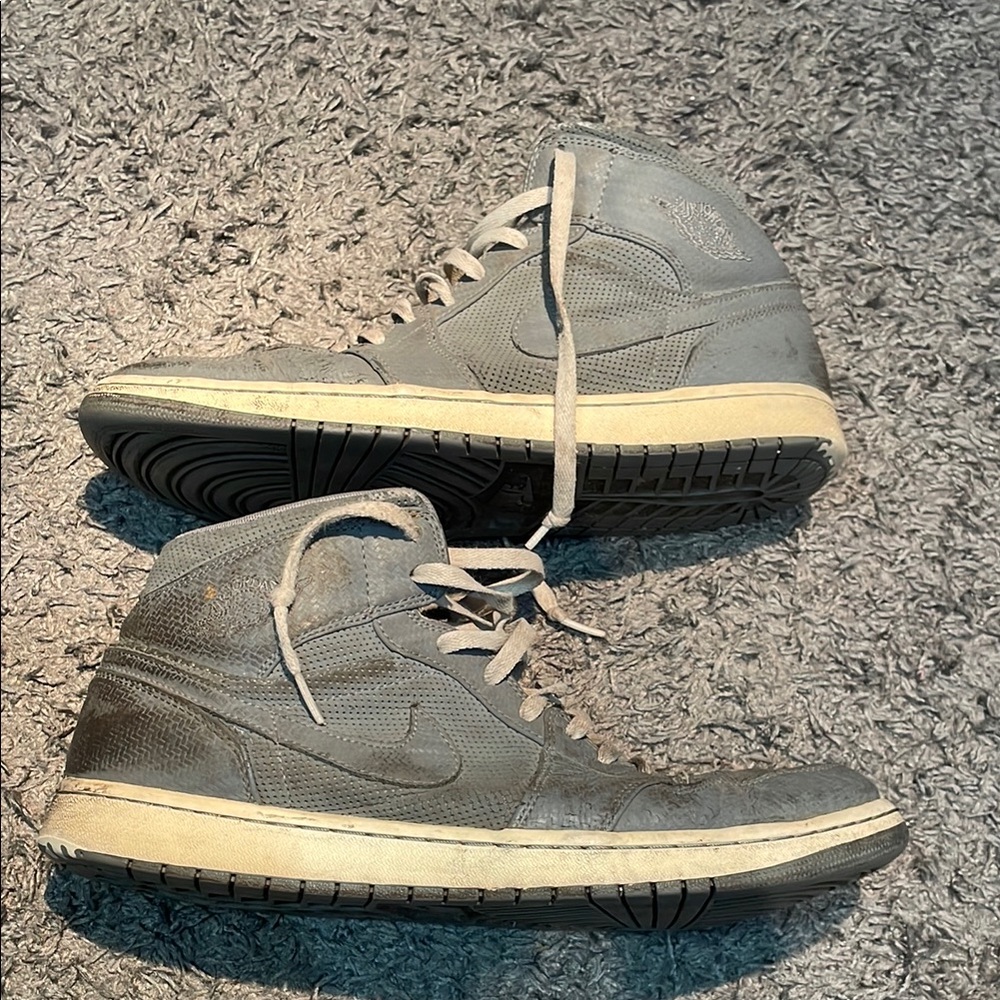 Jordan 1 mid phat grey